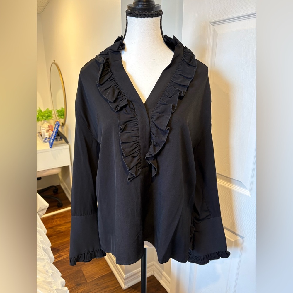 (nude) Made in Italy Black Ruffled V-Neck Blouse